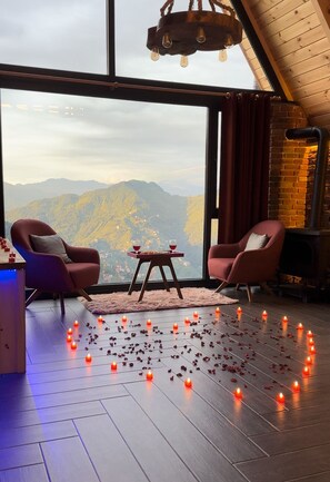 Deluxe Bungalow, Mountain View | Living area