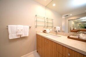 Apartment (3 Bedrooms) | Badezimmer | Dusche, Designer-Toilettenartikel