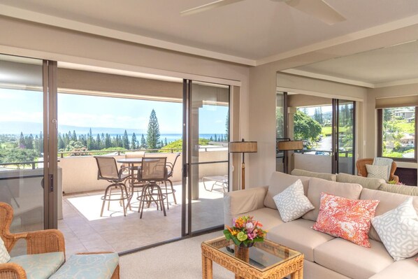 Appartement (3 Bedrooms) | Woonkamer | Een televisie