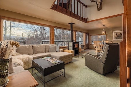 Living area. Lakeside Retreat w/ Epic Mountain Views & Trails / Basecamp for Denali NP