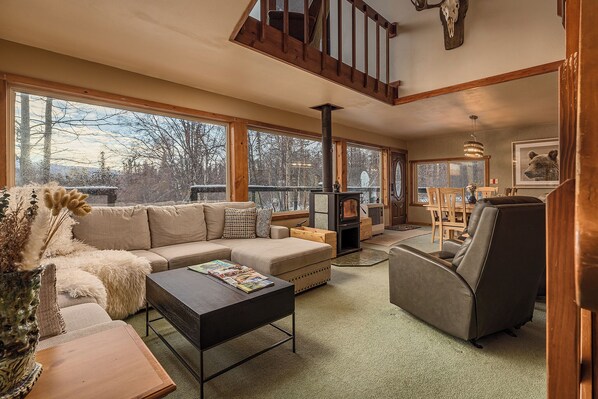 Living area - Lakeside Retreat w/ Epic Mountain Views & Trails / Basecamp for Denali NP (Trapper Creek)