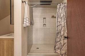 Shower, jetted bath, towels, soap - Lakeside Retreat w/ Epic Mountain Views & Trails / Basecamp for Denali NP (Trapper Creek)