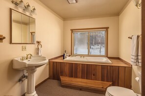 Douche, baignoire à jets, serviettes fournies, savon