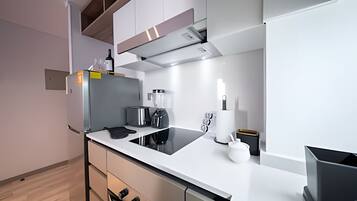 Full-size fridge, microwave, oven, stovetop