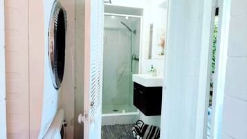 Douche, sĂšche-cheveux, serviettes fournies, savon