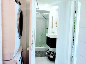 Shower, hair dryer, towels, soap - Spa Nest Glenfield｜Spacious 7BR Retreat｜Movie Lounge｜Nice Big Garden｜Kids’ Zone (Auckland)