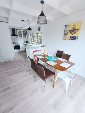 Dining - Spa Nest Glenfield｜Spacious 7BR Retreat｜Movie Lounge｜Nice Big Garden｜Kids’ Zone (Auckland)