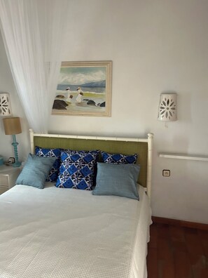 1 chambre, fer et planche à repasser