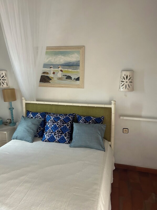 1 chambre, fer et planche à repasser