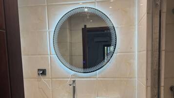 SĂšche-cheveux, serviettes fournies, savon, papier toilette