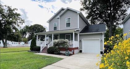 A 3-Bedroom Cozy Cottage - 2 Blocks from the River