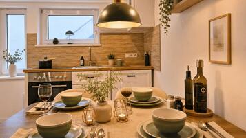 Wasserkocher mit Kaffee-/Teezubehör, Kühlschrank, Ofen, Herdplatte