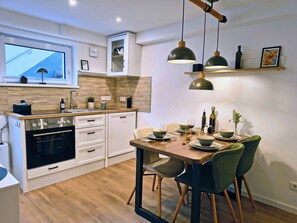 Een koelkast, een oven, een kookplaat, een vaatwasser