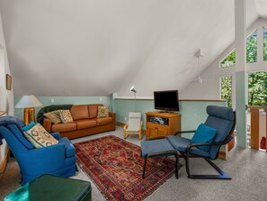 Fernseher, Kamin, Bücher