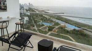 A balcony with a view of the ocean and a pool area. - Loft Apartment 1510 (Cartagena de Indias)