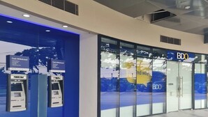 Une succursale de la banque BDO équipée de distributeurs automatiques de billets et d’un panneau indiquant « Retrait d’espèces ».