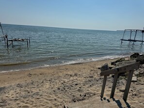 Aan het strand, ligstoelen aan het strand, strandlakens