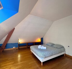5 bedrooms, travel cot, WiFi, bed sheets