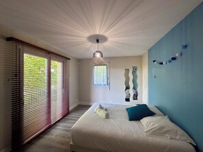 5 bedrooms, travel cot, WiFi, bed sheets