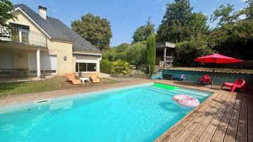 Een verwarmd zwembad