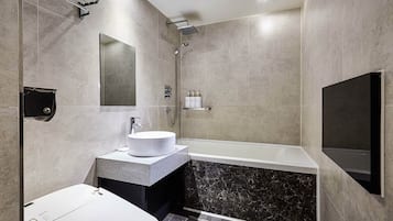 Deluxe | Bathroom | Hair dryer, towels, soap, shampoo