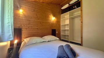 2 bedrooms, bed sheets