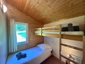 2 bedrooms, bed sheets