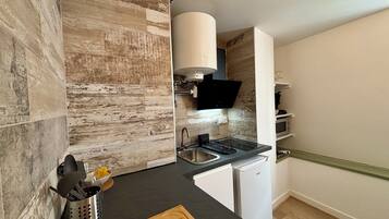 Een koelkast, een microgolfoven, een koffiezetapparaat/waterkoker