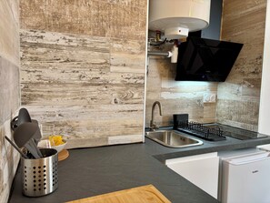 Réfrigérateur, micro-ondes, cafetière/bouilloire