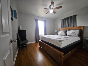 2 bedrooms, desk, iron/ironing board, WiFi