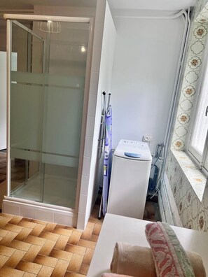 Shower, hair dryer, towels - Maison "Le Jardin d'Elise" - Hauteur de Brive (Brive-la-Gaillarde)