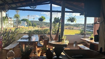 Geladeira, micro-ondas, fogão, talheres/pratos/utensílios de cozinha