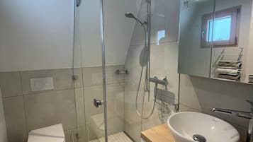 Ducha, secador de pelo, toallas y jabón