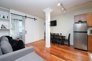 Interior - Central Vancouver Loft Stylish Stay Near Everything (Vancouver)