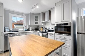 Fridge, oven, stovetop, dishwasher