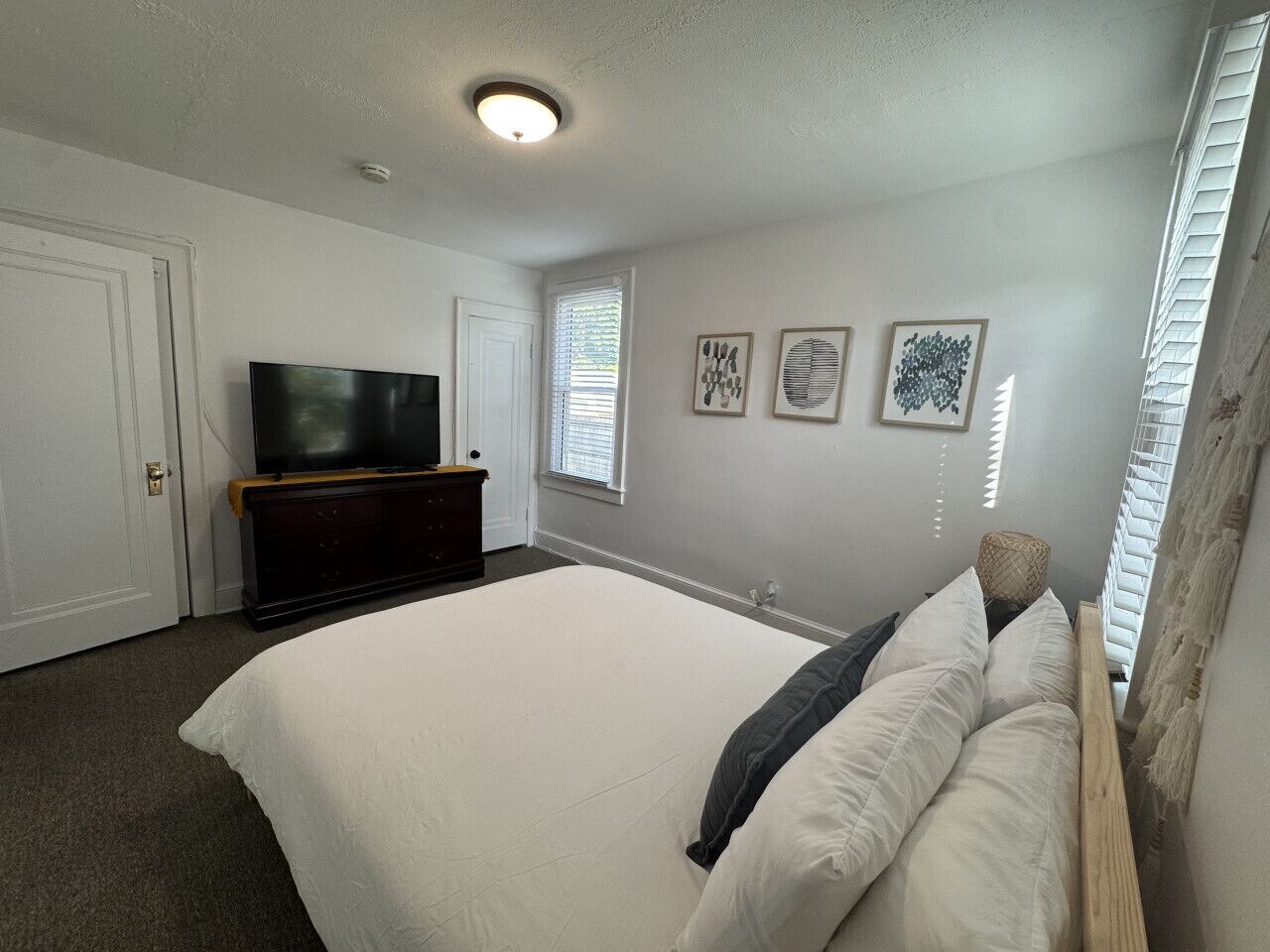 5 bedrooms, desk, iron/ironing board, travel cot