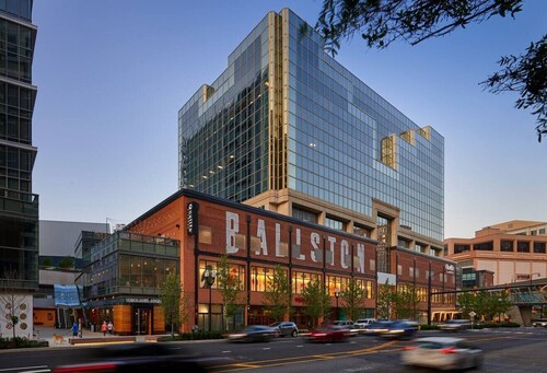 Urban Oasis: Vibrant Charm 5 Mins from DC!