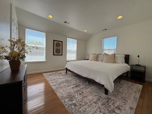 2 Schlafzimmer, Schreibtisch, Bügeleisen/Bügelbrett, Reisekinderbett