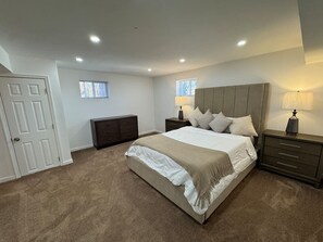 4 bedrooms, desk, iron/ironing board, WiFi - Cozy Annandale Escape Near DC! (Annandale)