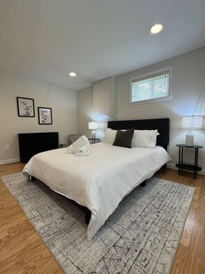 4 habitaciones, escritorio y tabla de planchar con plancha 