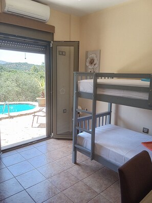 2 bedrooms, iron/ironing board, WiFi, bed sheets