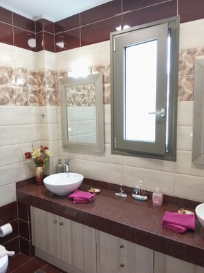 Douche, sèche-cheveux, serviettes fournies, savon