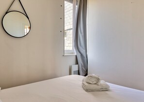 1 bedroom, bed sheets