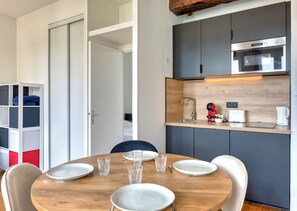 Fridge, microwave, stovetop, dishwasher