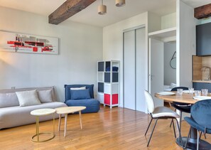 Books - Petit Castel - charmant T2 de 39m² au cœur de Rouen – Rue du Gros-Horloge ! (Rouen)