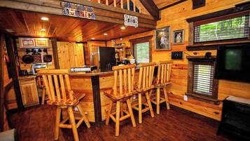 Baita familiare, vista collina | Area soggiorno | TV a schermo piatto, lettore DVD