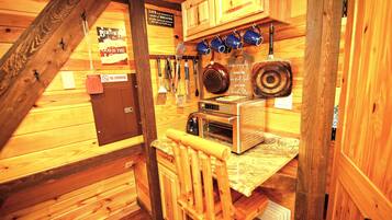 Family Cabin, Hill View | Private kitchen