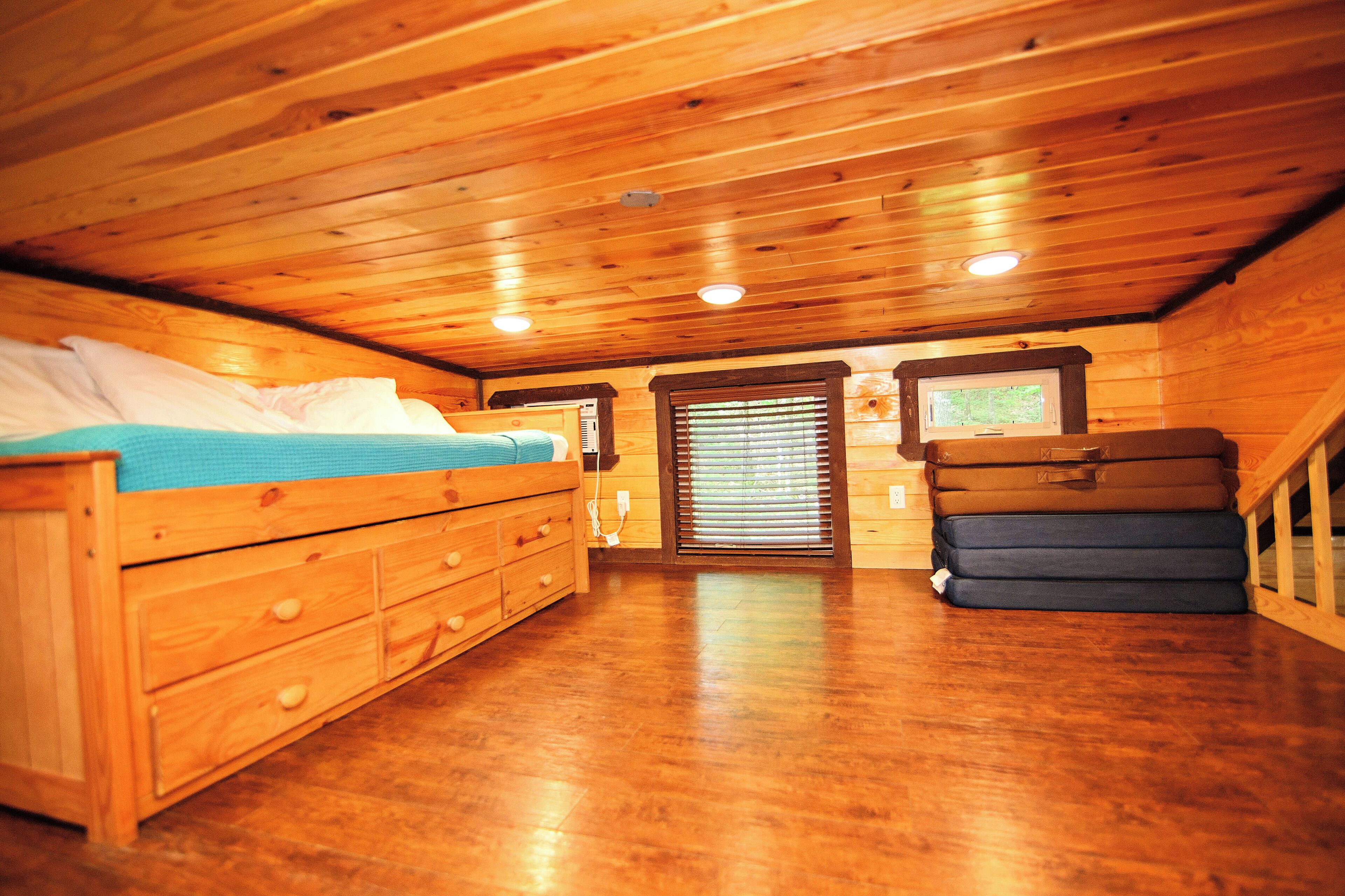 Family Cabin, Hill View | Iron/ironing board, free WiFi