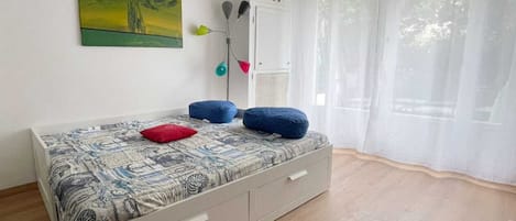 2 bedrooms, iron/ironing board, WiFi