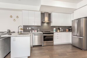 Four Ă micro-ondes, un four, surface de cuisson, lave-vaisselle